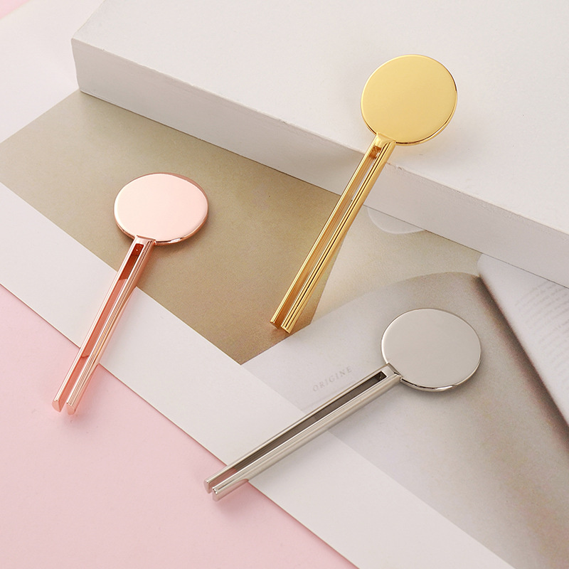 Cheie cosmetică în formă de storcator de tuburi de pastă de dinți cu rulare cheie cu dozator de suport Storcator de tuburi metalice