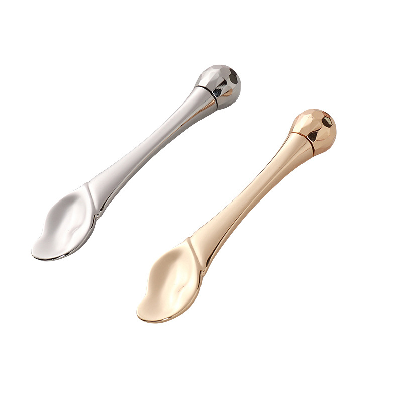 Roller pentru ochi Stick de masaj Aplicator de cremă pentru ochi Spatule cosmetice Lingură facială antirid Instrument de îngrijire a feței din aliaj de aur Roller pentru ochi Stick de masaj Aplicator de cremă pentru ochi Spatule cosmetice Lingură facială antirid Instrument de îngrijire a feței din aliaj de aur
